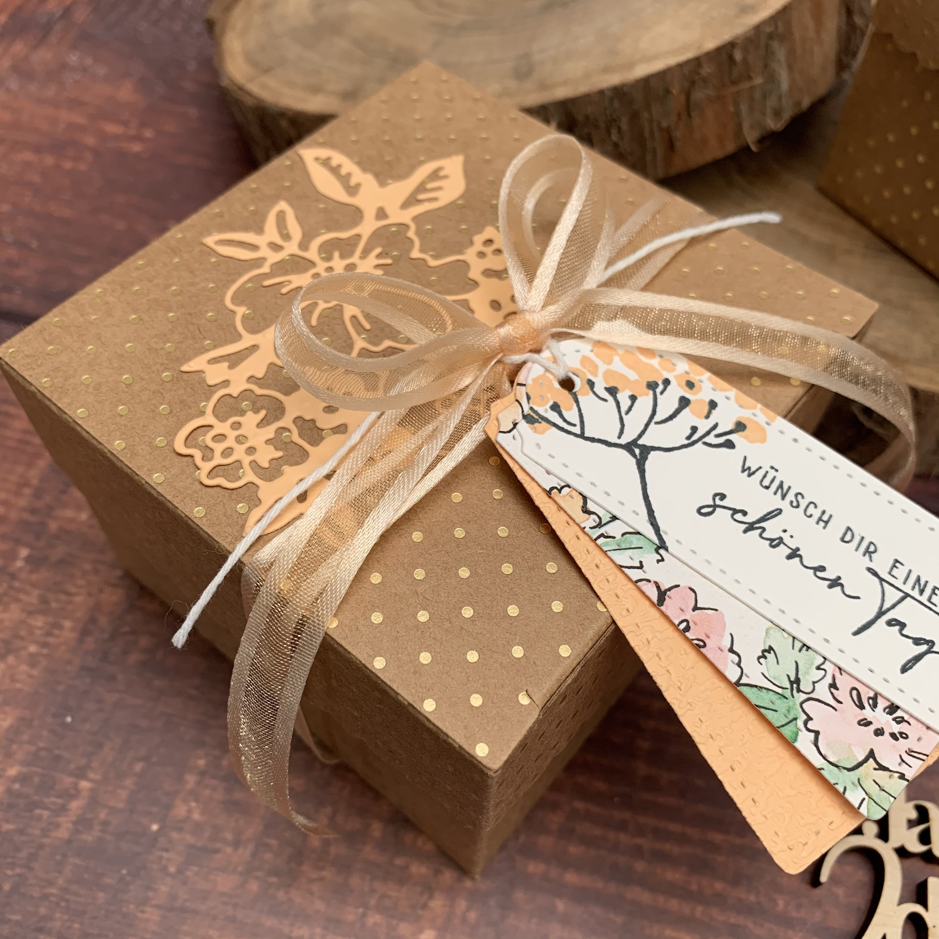 Von Hand gemalt - Geschenkschachtel 2.jpeg